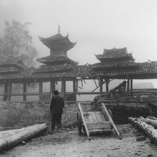 ckoshimizu_03_man-cart-bridge